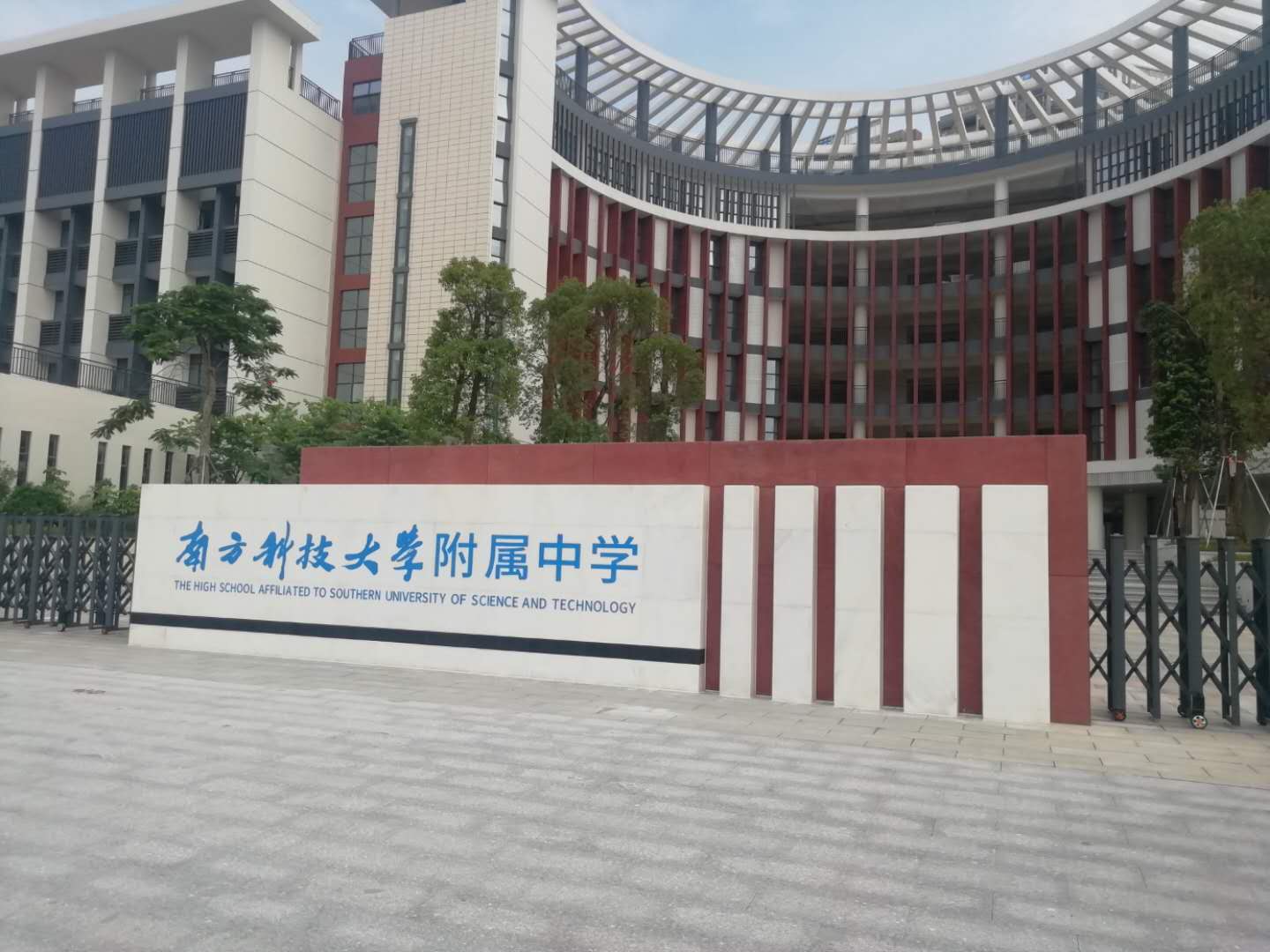 南方科技大學(xué)附屬中學(xué)語音教室英語聽說考試升降屏風(fēng)機(jī)考卡座電腦桌