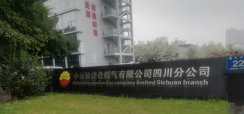 中石油燃氣培訓基地安裝升降屏風電腦桌，翻轉(zhuǎn)電腦桌