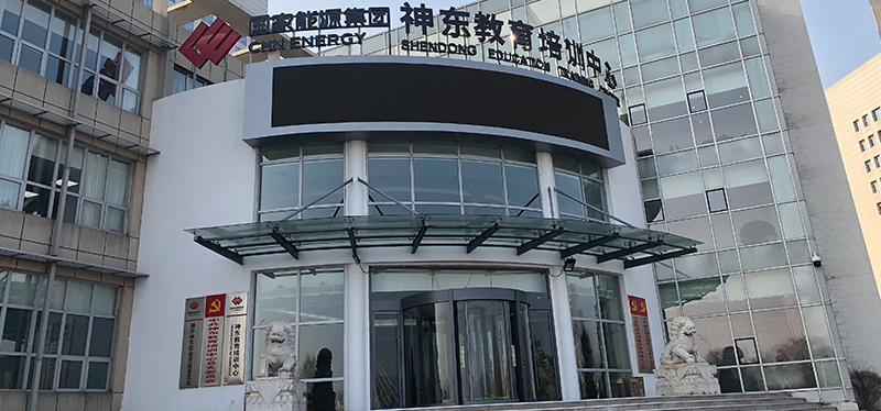 陜西榆林神東教培中心安裝升降屏風電腦桌，實現(xiàn)一室多用