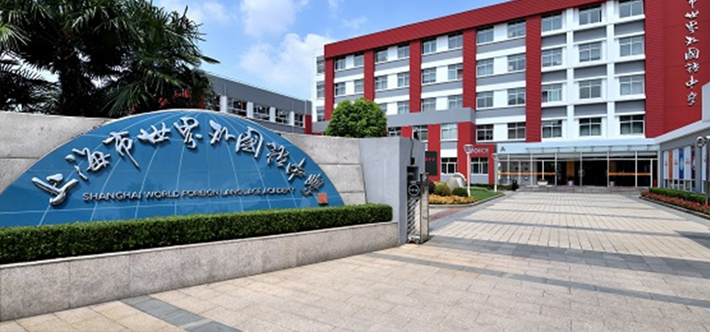 上海寶山區(qū)世界外國(guó)語(yǔ)學(xué)校使用亞克力板升降屏風(fēng)桌-電教室電腦桌